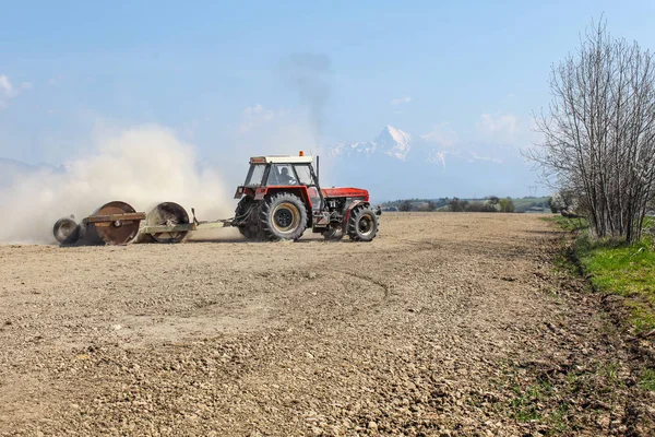 Liptovsky Hradok Slowakei April 2018 Traktor Zieht Schwermetallwalze Bereitet Trockenes — Stockfoto