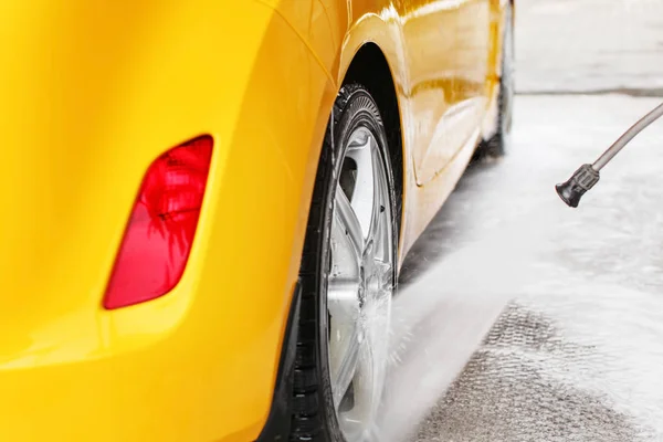 Achterwiel Van Gele Auto Wordt Gewassen Met Water Straalstroom Carwash — Stockfoto