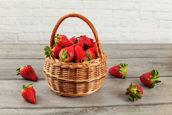 Korb Mit Erdbeeren Einige Davon Verschüttet Auf Grauem Holztisch — Stockfoto
