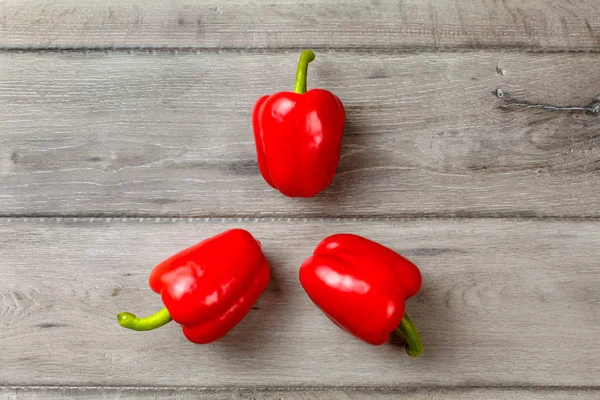 Table Top Photo Three Bright Red Bell Peppers Arranged Pointed — Stock Photo, Image