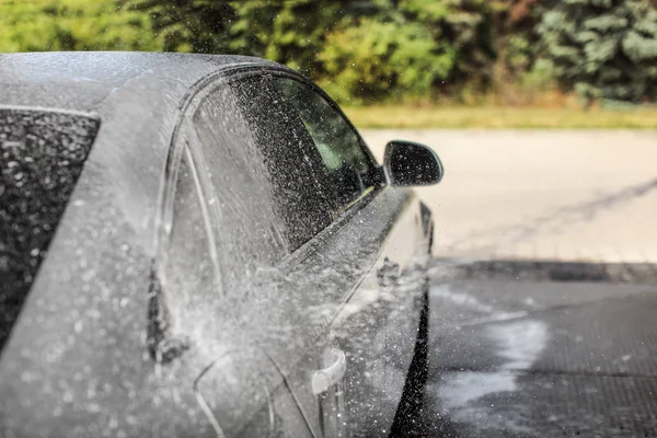 Car Being Washed Carwash Focus Only Flying Drops Shampoo Foam — Stock Photo, Image