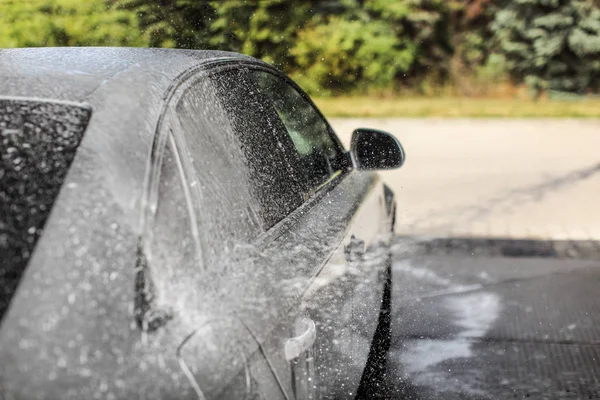 Coche Está Siendo Lavado Lavado Autos Concéntrate Solo Gotas Voladoras — Foto de Stock