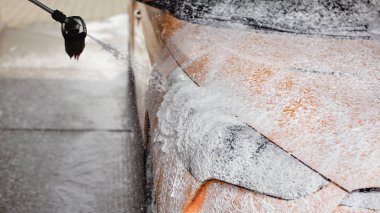 Self Servis carwash yıkandıktan araba. Köpük ve şampuan sprey damla fırça far için.