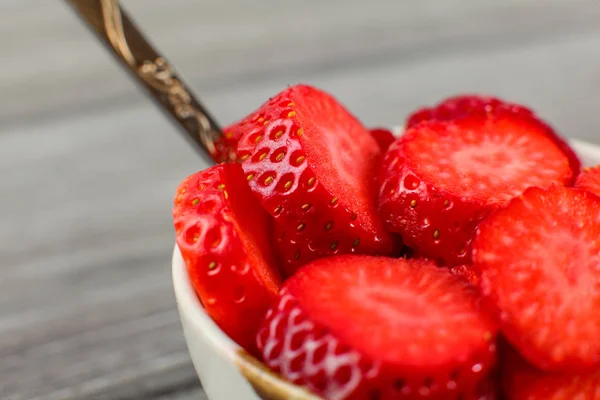 Cerrar Tazón Pequeño Con Cuchara Lleno Fresas Cortadas Trozos Círculo — Foto de Stock