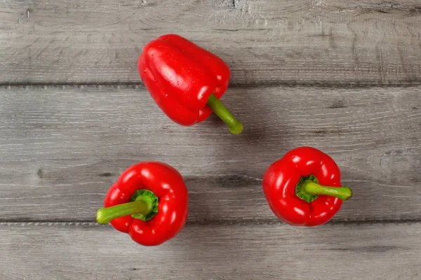 Tischansicht Drei Rote Paprika Auf Grauem Holztisch — Stockfoto