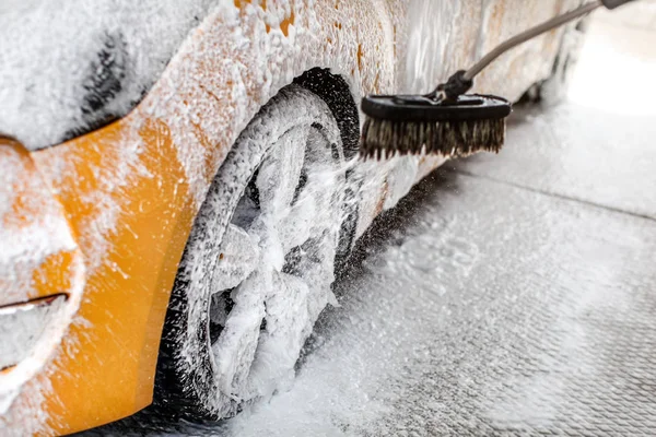 Foam Spraying Yellow Car Wheel Washed Carwash — Stock Photo, Image