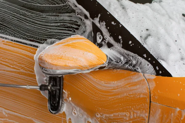 Auto Gialla Lavata Autolavaggio Pennello Lasciando Colpi Sul Lato Specchio — Foto Stock