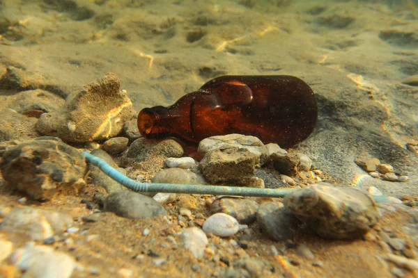 Botella Cerveza Paja Plástico Fondo Arena Foto Submarina Basura Oceánica — Foto de Stock