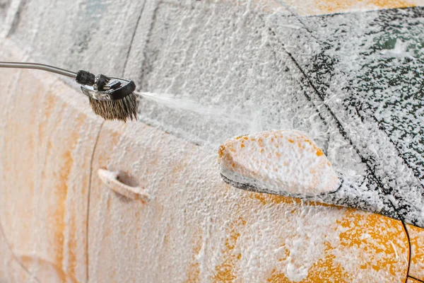 Žluté Auto Omývají Samostatně Sloužit Myčka Šampon Pěna Postřik Straně — Stock fotografie