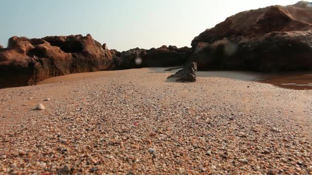 Close Van Zand Het Natte Strand Rotsen Achtergrond Kleine Zee — Stockvideo