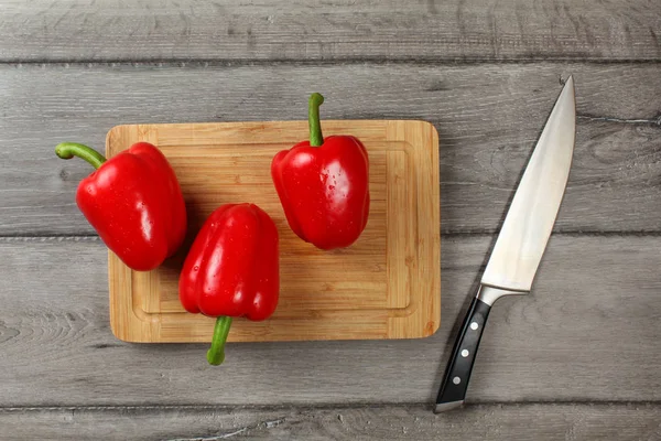 Tabletop View Three Whole Red Bell Peppers Chopping Board Knife — Stock Photo, Image