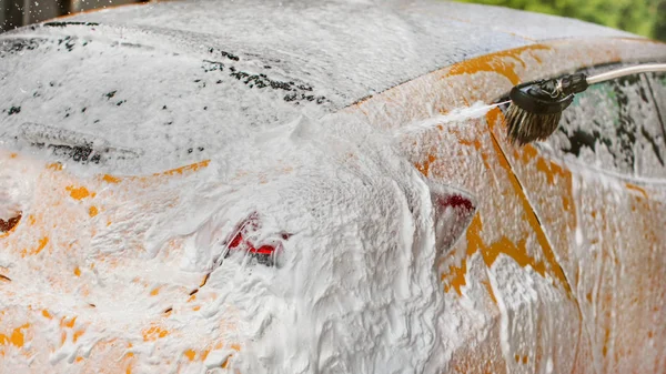 Coche Amarillo Completamente Cubierto Con Champú Espuma Más Pulverización Auto —  Fotos de Stock