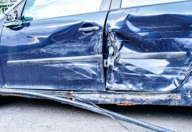 Ayrıntılı bir kaza, mavi metal plakalar deforme yan kapı sonra kaza araba