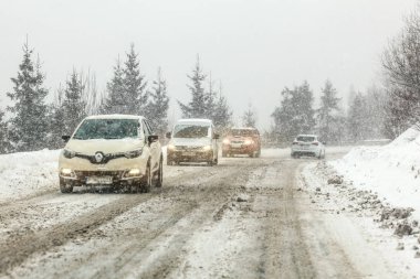 Certovica, Slovakya - Jauary 08, 2019: araba sürüş kaygan kar kaplı orman yolda kış kar fırtınası sırasında. Sürücü koşullar yavaş trafik, bu mevsimde sık sık neden tehlikeli olsun