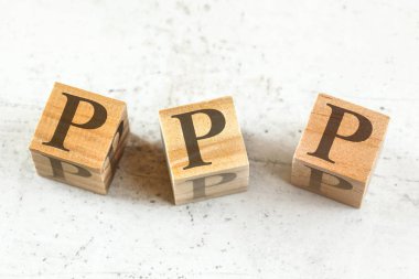 Üç tahta küpleri ile harfler beyaz tahta üzerinde övgü resim itmek için Ppp duruyor.