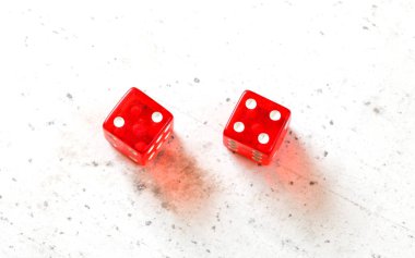 İki kırmızı Craps kolay altı Jimmie Hicks sayı 2 ve 4 beyaz tahta üzerinde havai shot gösteren dices