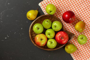 Yukarıdaki fotoğraf-masa örtüsü ile çalışma masası gibi siyah mermer üzerinde ahşap oyma kase elma ve armut