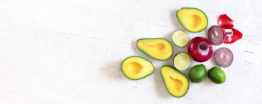 Avokado yarısı, Limes ve soğan-Beyaz çalışma tahtasında temel guacamole maddeler, düz yatıyordu fotoğraf, metin sol tarafı için alan ile geniş afiş