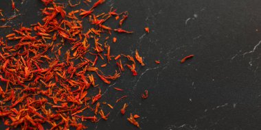 Safran Crocus Crimson stigmata ve stil konuları baharat olarak kullanılan, siyah mermer üzerinde çalışma tahtası gibi, metin sağ alanı ile masa fotoğrafı