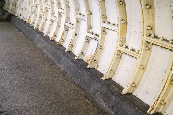 Placcatura in acciaio pesante sul Tamigi sotto la parete del tunnel dell'acqua . — Foto Stock