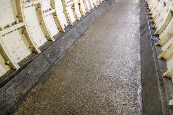 Pavimento in pietra piana e pesante ferro placcatura sul Tamigi sotto parete tunnel d'acqua . — Foto Stock