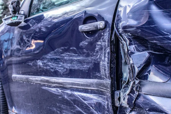 Détail de la voiture après accident, plaques métalliques latérales déformées après impact . — Photo
