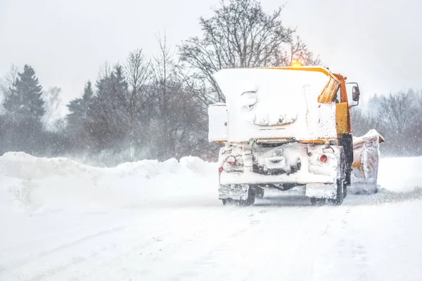 Déneigeuse grilleuse nettoyage de route pendant une forte tempête de neige hivernale — Photo