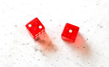 İki kırmızı craps dices Ace Deuce sayı 2 ve 1 beyaz tahta üzerinde havai atış gösteren