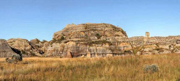 Panorama shot-rotsachtig terrein op Isalo National Park Madagscar, rotsformatie bekend als Lady Queen of Isalo ook afgebeeld op 1000 Ariary bankbiljet links — Stockfoto