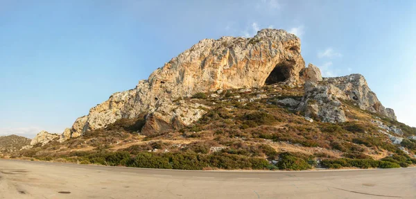 Typická skalnatá krajina v regionu Karpass na Severním Kypru, osvětlena odpoledním sluncem — Stock fotografie