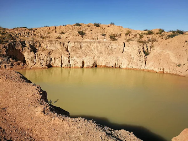 Piccolo lago d'acqua a gemme semi preziose per lo più miniera di zaffiro a Ilakaka, Madagascar — Foto Stock