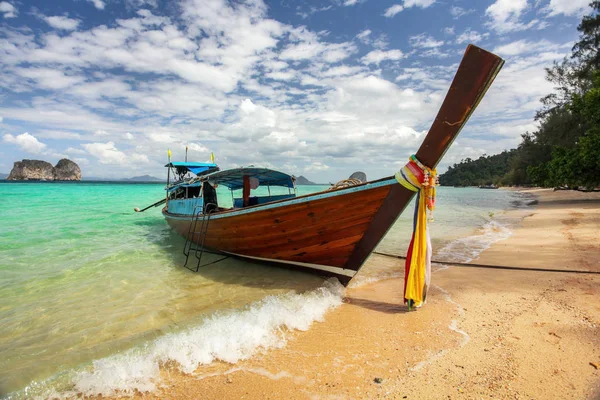 Thailand typical Long-tail boat on clear azure green sea, sky with small clouds above, golden beach on right, Koh Kradan island in Krabi region — Stock Photo, Image
