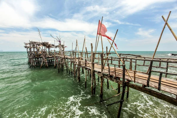 Spooky oude wankele houten pier die ziet er fragiel en niet helemaal veilig in de buurt van Sea zigeuners dorp op Moo 7, Koh Lanta, Thailand — Stockfoto