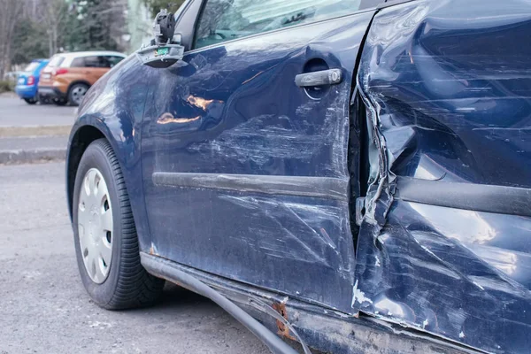 Chocó coche, detalle en el lado placas de metal deformado y abolladuras en metal, después de accidente golpeó . — Foto de Stock