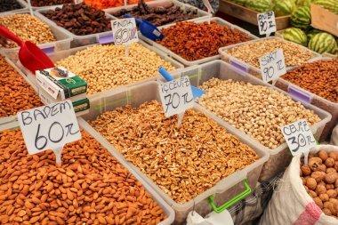 Girne, Kıbrıs-1 Ağustos 2018: üzerinde görüntülenen fındık çeşitliliği