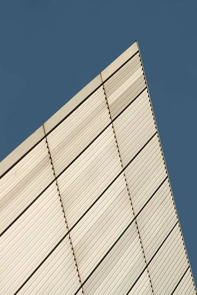 Lijnen en rechthoeken textuur gevormd op witte metalen muur van bouwen — Stockfoto