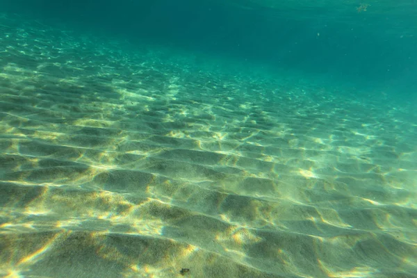 Havs botten nära sand strand, sol lampor på sand "sanddyner". Underwa — Stockfoto