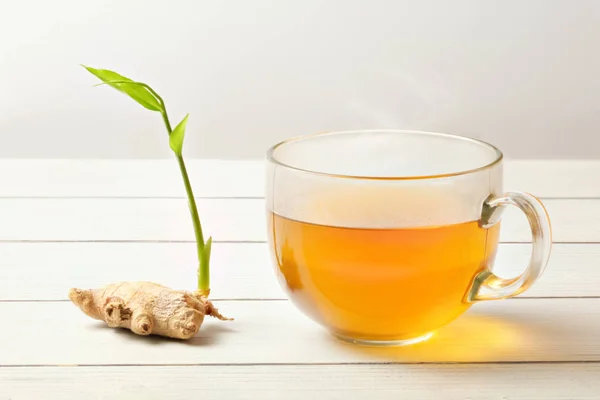 Xícara recém-fabricada de chá de gengibre (vapor quente e umidade no chalé — Fotografia de Stock