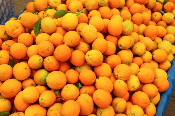 Montón de naranjas exhibidas en el mercado alimentario . — Foto de Stock
