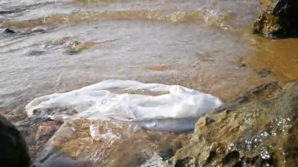 Bílý Plastikový Pytel Pohybující Mělké Mořské Vodě Poblíž Pobřeží Pojetí — Stock video