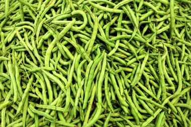 Gıda pazarında görüntülenen ıslak yeşil (String) fasulye yığını.