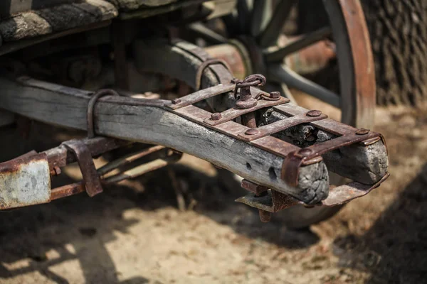 Detail o spojovacím mechanismu starého rezavého dřevěného vozu. — Stock fotografie