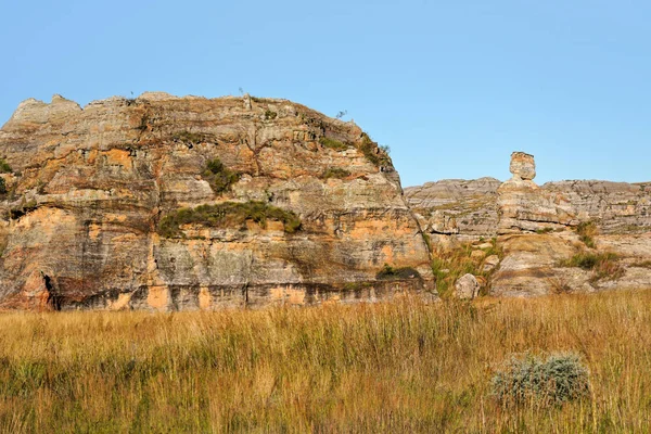 Skalní útvary v Isalo National Park, Ilakaka, Madagaskar. Kamenný statut známý jako Lady Queen of Isalo na pravé straně — Stock fotografie