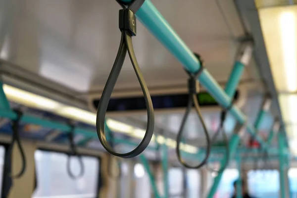 Goma asa bucles en tubo azul claro, para que los pasajeros puedan mantenerse seguros durante el viaje en tren de autobús —  Fotos de Stock