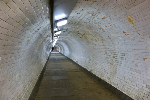 Foto grandangolare del tunnel pedonale di Greenwich sotto il Tamigi, persone che si allontanano in lontananza — Foto Stock