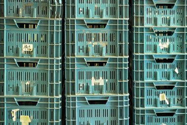 Plastik taşıma kılıfları yığını, ön görünüm