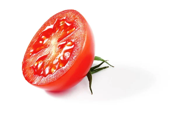 Połowa pomidorów wiśniowych na białym tle — Zdjęcie stockowe