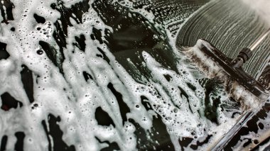 Widshield bir arabanın kendi kendine servis karoyıkama, fırça lea yıkanıyor