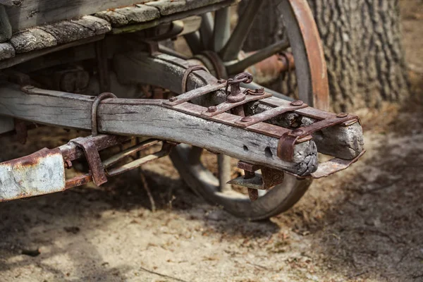 Close up of old rusty wooden wagon connecting mechanism, wheel v — Stock Photo, Image