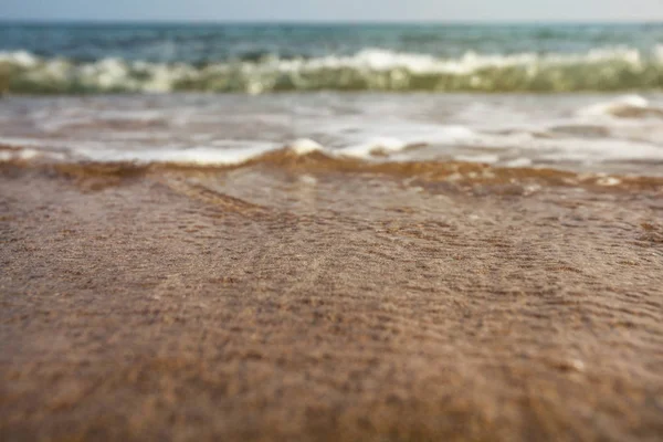 Ángulo muy bajo (cámara en tierra, primer plano) lavado de agua de mar —  Fotos de Stock